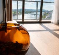 Prenájom 2-izbový byt s loggiou,55m2, EUROVEA TOWER - Izba v 2-izbovom byte s výhľadom na rieku a podlahou s dreveným dekorom.