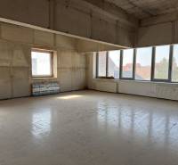 EXKLUZÍVNE: Celé podlažie v centre Piešťan s projektom apartmánov - Interiér Budovy s veľkými oknami a betónovou podlahou.
