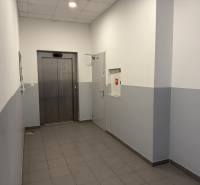 EXKLUZÍVNE: Celé podlažie v centre Piešťan s projektom apartmánov - Interiér budovy s výťahom a dlažbou na podlahe.