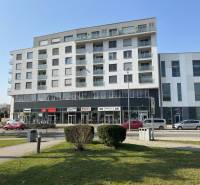 EXKLUZÍVNE: Celé podlažie v centre Piešťan s projektom apartmánov - Budova na Nitrianskej ulici v Piešťanoch s obchodnými priestormi a balkónmi.