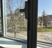 EXKLUZÍVNE: Celé podlažie v centre Piešťan s projektom apartmánov - Pohľad z okna budovy na Nitrianskej ulici v Piešťanoch s výhľadom na ulicu.