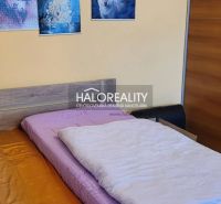 REZERVOVANÉ - Predaj, jednoizbový byt Žiar nad Hrono... - Spálňa v 1-izbovom byte s dreveným dekorom a nástennými obrazmi.