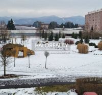 REZERVOVANÉ - Predaj, jednoizbový byt Žiar nad Hrono... - Zasnežený park s preliezkami a bytovkami v Žiari nad Hronom, ideálny pre 1-izbový byt.