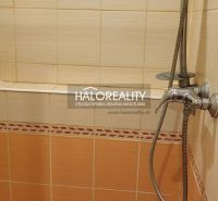 REZERVOVANÉ - Predaj, jednoizbový byt Žiar nad Hrono... - Sprchový kút s béžovými obkladmi v 1-izbovom byte.