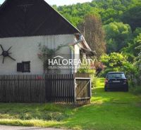 REZERVOVANÉ - Predaj, chalupa Kokava nad Rimavicou -... - Chata v Kokave nad Rimavicou s dreveným plotom uprostred zelenej prírody a autom na dvore.