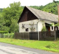 REZERVOVANÉ - Predaj, chalupa Kokava nad Rimavicou -... - Chata pri ceste v Kokave nad Rimavicou, obklopená lesom a plotom.