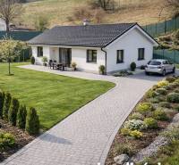Stavebný pozemok Korňa – 822 m², siete pri pozemku - Rodinný dom s krásne upravenou záhradou a prístupovou cestou v obci Korňa. Pozemky - bývanie.