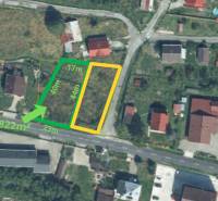 Stavebný pozemok Korňa – 822 m², siete pri pozemku - Letecký pohľad na pozemky na bývanie v Korni s označenými rozmermi a plochou.