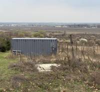 Oplotený obrábaný vinohrad so studňou a kontajnerom. - Kontajner na tráve s výhľadom na okolie na Rekreačných pozemkoch vo Fajgalskej ceste, Pezinok.