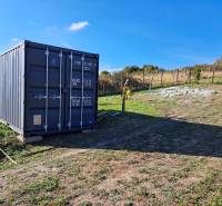 Oplotený obrábaný vinohrad so studňou a kontajnerom. - Kovový kontajner umiestnený na Rekreačných pozemkoch na Fajgalskej ceste v Pezinku.