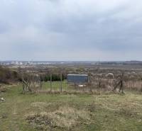 Oplotený obrábaný vinohrad so studňou a kontajnerom. - Pohľad na rekreačné pozemky na Fajgalskej ceste v Pezinku s panorámou mesta.