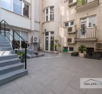  	 Bez Provízie | Kancelária 17m2 | Paulínyho ulica | Bratislava - Vnútorný dvor kancelárií s balkónom, schodiskom a rastlinami na Paulínyho v Starom Meste.