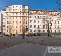  	 Bez Provízie | Kancelária 17m2 | Paulínyho ulica | Bratislava - Budovy na Paulínyho ulici v Bratislave - Staré Mesto so zaparkovanými autami a stromami.