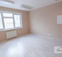  	 Bez Provízie | Kancelária 17m2 | Paulínyho ulica | Bratislava - Kancelária s veľkým oknom, podlahou s dreveným dekorom a radiátorom.
