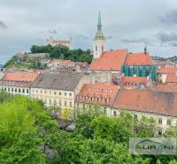  	 Bez Provízie | Kancelária 17m2 | Paulínyho ulica | Bratislava - Bratislava - Staré Mesto, pohľad z Paulínyho na historické budovy a Bratislavský hrad.