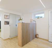 TOP - Rodinný dom s veľkým pozemkom - Dolný Hričov - Interiér rodinného domu s priestrannou miestnosťou, recepciou a podlahou s dreveným dekorom.