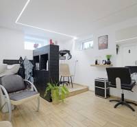 TOP - Rodinný dom s veľkým pozemkom - Dolný Hričov - Interiér kaderníckeho salónu s podlahou s dreveným dekorom v rodinnom dome.