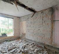 TOP - Rodinný dom s veľkým pozemkom - Dolný Hričov - Základ rodinného domu v Dolnom Hričove na ulici Mládeže s odkrytými stenami.