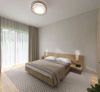 TOP - Rodinný dom s veľkým pozemkom - Dolný Hričov - Spálňa v rodinnom dome s posteľou, nočnými stolíkmi a závesmi, podlaha s dreveným dekorom.