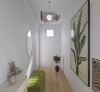 TOP - Rodinný dom s veľkým pozemkom - Dolný Hričov - Úzky interiérový chodník s dekoráciami a podlahou s dreveným dekorom v rodinnom dome.