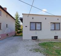 TOP - Rodinný dom s veľkým pozemkom - Dolný Hričov - Rodinný dom na ulici Mládeže v Dolnom Hričove s kamienkovým dvorom a záhradou fronta.