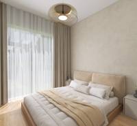 TOP - Rodinný dom s veľkým pozemkom - Dolný Hričov - Svetlá spálňa s veľkým oknom, béžovými závesmi a podlahou s dreveným dekorom.