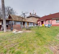 Predaj, rodinný dom Rimavská Sobota, Čerenčianska - ... - Záhrada rodinného domu v Rimavskej Sobote s prístreškom a priľahlou trávnatou plochou.