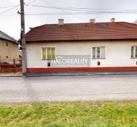 Predaj, rodinný dom Rimavská Sobota, Čerenčianska - ... - Rodinný dom v Rimavskej Sobote s červenou strechou, fasádou a trávnikom v popredí.