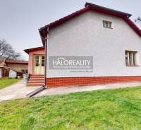 Predaj, rodinný dom Rimavská Sobota, Čerenčianska - ... - Rodinný dom v Rimavskej Sobote s trávnikom a prístavbou v pozadí.