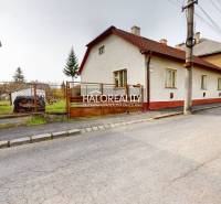 Predaj, rodinný dom Rimavská Sobota, Čerenčianska - ... - Rodinný dom v Rimavskej Sobote s predzáhradkou a kovovým plotom na tichej ulici.
