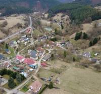 Na predaj pozemok v obci Veľké Pole, okres Žarnovica - Letecký pohľad na dedinu vo Veľkom Poli, obklopenú prírodou, Pozemky - bývanie.