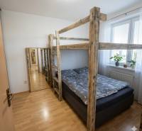 Na prenájom pekný 2-izbový byt s loggiou, Most pri BA - Spálňa v 2-izbovom byte s poschodovou posteľou, podlaha s dreveným dekorom a zrkadlo.