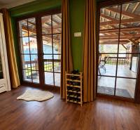 Rodinný dom s terasou, garáž, pozemok 902m2, Dojč, okr. Senica - Izba s presklenými dverami, podlaha s dreveným dekorom, vinotéka, výhľad na terasu.