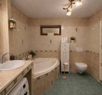 Rodinný dom s terasou, garáž, pozemok 902m2, Dojč, okr. Senica - Kúpeľňa v rodinnom dome s rohovou vaňou, umývadlom a WC.