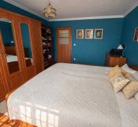 Rodinný dom s terasou, garáž, pozemok 902m2, Dojč, okr. Senica - Spálňa v rodinnom dome s podlahou s dreveným dekorom a veľkou šatníkovou skriňou.