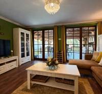 Rodinný dom s terasou, garáž, pozemok 902m2, Dojč, okr. Senica - Rodinný dom s podlahou s dreveným dekorom, pohodlným gaučom a výhľadom na terasu.