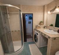 Rodinný dom s terasou, garáž, pozemok 902m2, Dojč, okr. Senica - Kúpeľňa v rodinnom dome s vaňou, práčkou a kamenným obkladom.