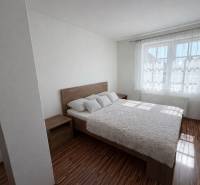 Rodinný dom s terasou, garáž, pozemok 902m2, Dojč, okr. Senica - Spálňa v rodinnom dome s posteľou a podlahou s dreveným dekorom.