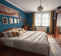 Rodinný dom s terasou, garáž, pozemok 902m2, Dojč, okr. Senica - Zariadená spálňa s dreveným nábytkom a dekoráciami na stenách v rodinnom dome.