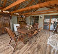 Rodinný dom s terasou, garáž, pozemok 902m2, Dojč, okr. Senica - Priestranná terasa v rodinnom dome s dreveným dekorom a záhradným nábytkom.