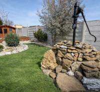 Rodinný dom s terasou, garáž, pozemok 902m2, Dojč, okr. Senica - Kameňmi obložená studňa a drevený altánok v záhrade pri rodinnom dome v Dojči.