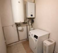 Rodinný dom s terasou, garáž, pozemok 902m2, Dojč, okr. Senica - Úžitková miestnosť v rodinnom dome so sušičkou, bojlerom a kotlom.