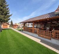 Rodinný dom s terasou, garáž, pozemok 902m2, Dojč, okr. Senica - Záhrada pri rodinnom dome v Dojči s altánkom a garážou.