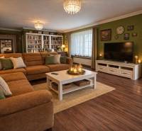 Rodinný dom s terasou, garáž, pozemok 902m2, Dojč, okr. Senica - Obývačka rodinného domu so sedacou súpravou, stolíkom a podlahou s dreveným dekorom.