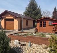 Rodinný dom s terasou, garáž, pozemok 902m2, Dojč, okr. Senica - Záhrada rodinného domu v Dojči s altánkom, hojdačkou a upravenými záhonmi.