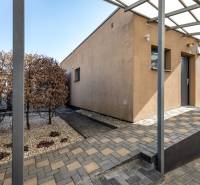 NA PREDAJ SMART 4-IZB BUNGALOV SO ZÁHRADOU A VÝHĽADOM NA JAZERO - Rodinný dom na Hviezdnej ulici v Čani s upraveným vstupným priestorom a záhradou.