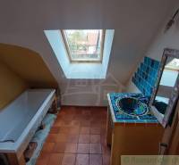 Zrekonštruovaný dom pri potoku v podhorí Veľkej Fatry - Kúpeľňa v rodinnom dome s keramickými dlaždicami a strešným oknom.