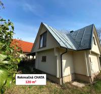 Zrekonštruovaná rekreačná chata v Jahodnej (Dunajské Mlyny) - Exteriér Chaty v Jahodnej, s klasickou strechou a priľahlým pozemkom.
