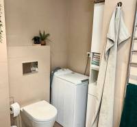 Prenájom 2,5 izbový byt, Trenčianska ulica, Bratislava II. Ružinov - Kúpeľňa s práčkou, závesným WC a vešiakom na uteráky v 2-izbovom byte.