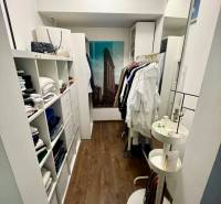 Prenájom 2,5 izbový byt, Trenčianska ulica, Bratislava II. Ružinov - Šatník v 2-izbovom byte, s policovým systémom a podlahou s dreveným dekorom.